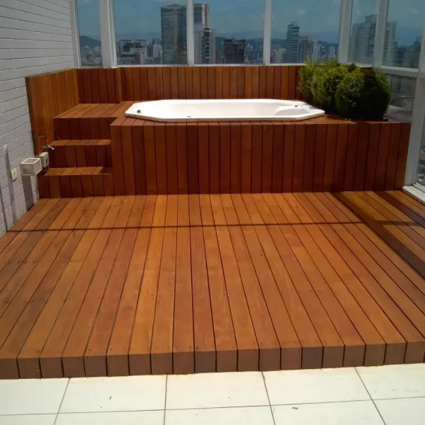 Deck de madeira tratado e restaurado resistente ao intemperismo