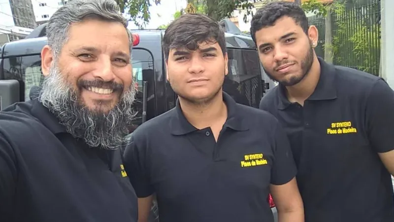 Equipe de profissionais especializados em instalação e acabamento de pisos